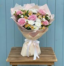 Букет цветов из:  Гвоздики, Орхидеи и Розы в Шацке