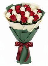 Букет Микс из красных и белых роз в Шацке