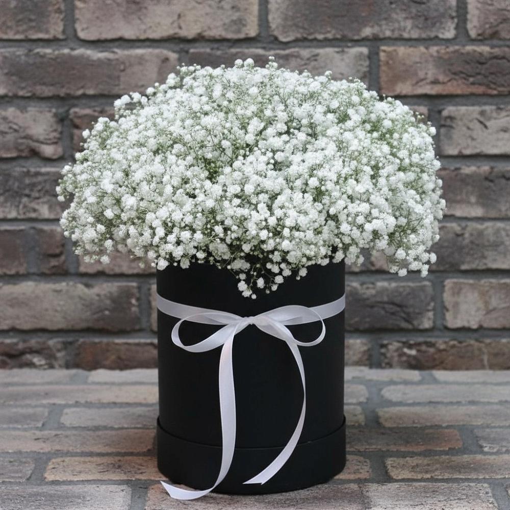 Цветочная композиция из Гипсофила в шляпной коробке в Шацке