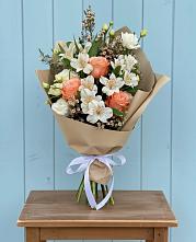 Букет цветов из:  Альстромерии, Лизиантусы, Розы и Хризантемы в Шацке