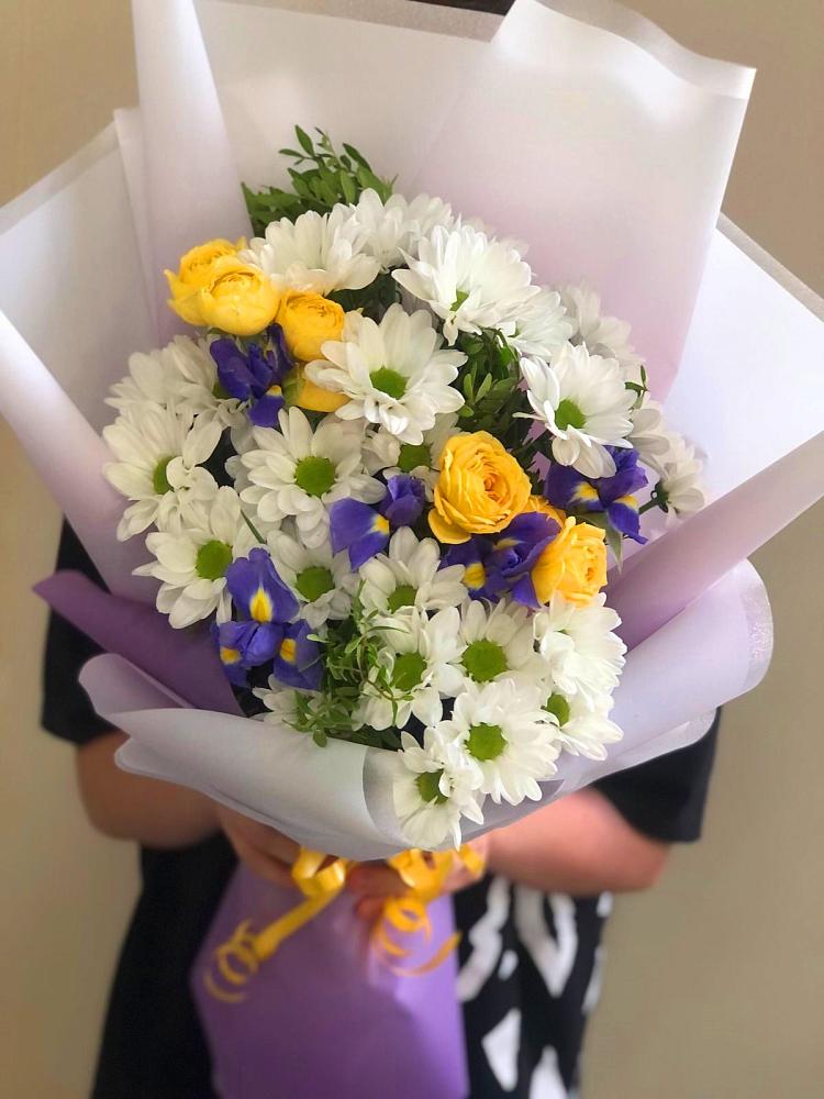Букет цветов из: Ирисы, Хризантемы и Розы в Шацке