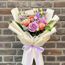 Букет цветов из:  Лизиантусы и Розы в Шацке