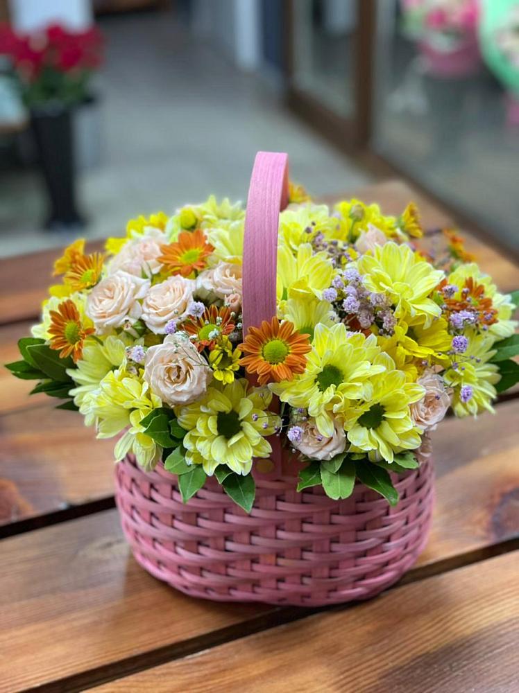 Цветочная композиция из Хризантемы и Розы в корзине в Шацке