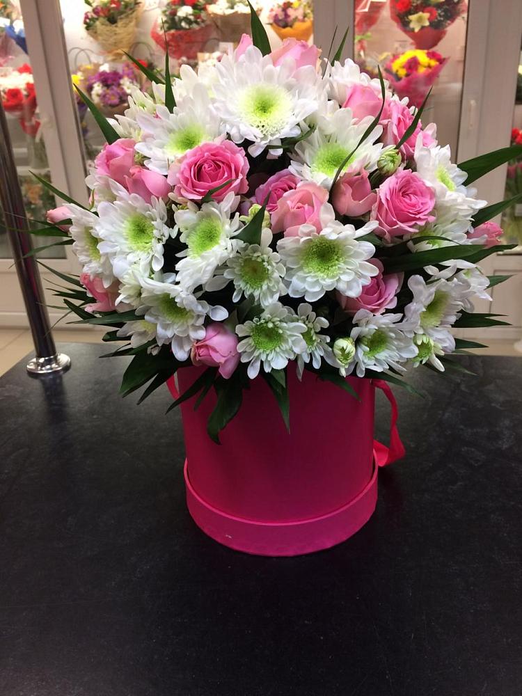 Цветочная композиция из Розы и Хризантемы в шляпной коробке в Шацке