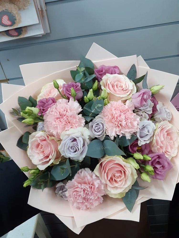 Букет цветов из: Розы, Гвоздики и Лизиантусы в Шацке